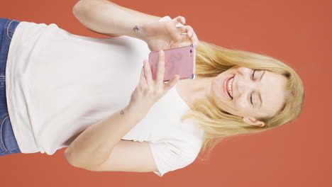 Vertical-video-of-The-woman-who-likes-the-new-app.-Phone-app.